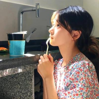 当红男星又出大瓜：素颜现身菜市场，工作室紧急辟谣，长达一周
